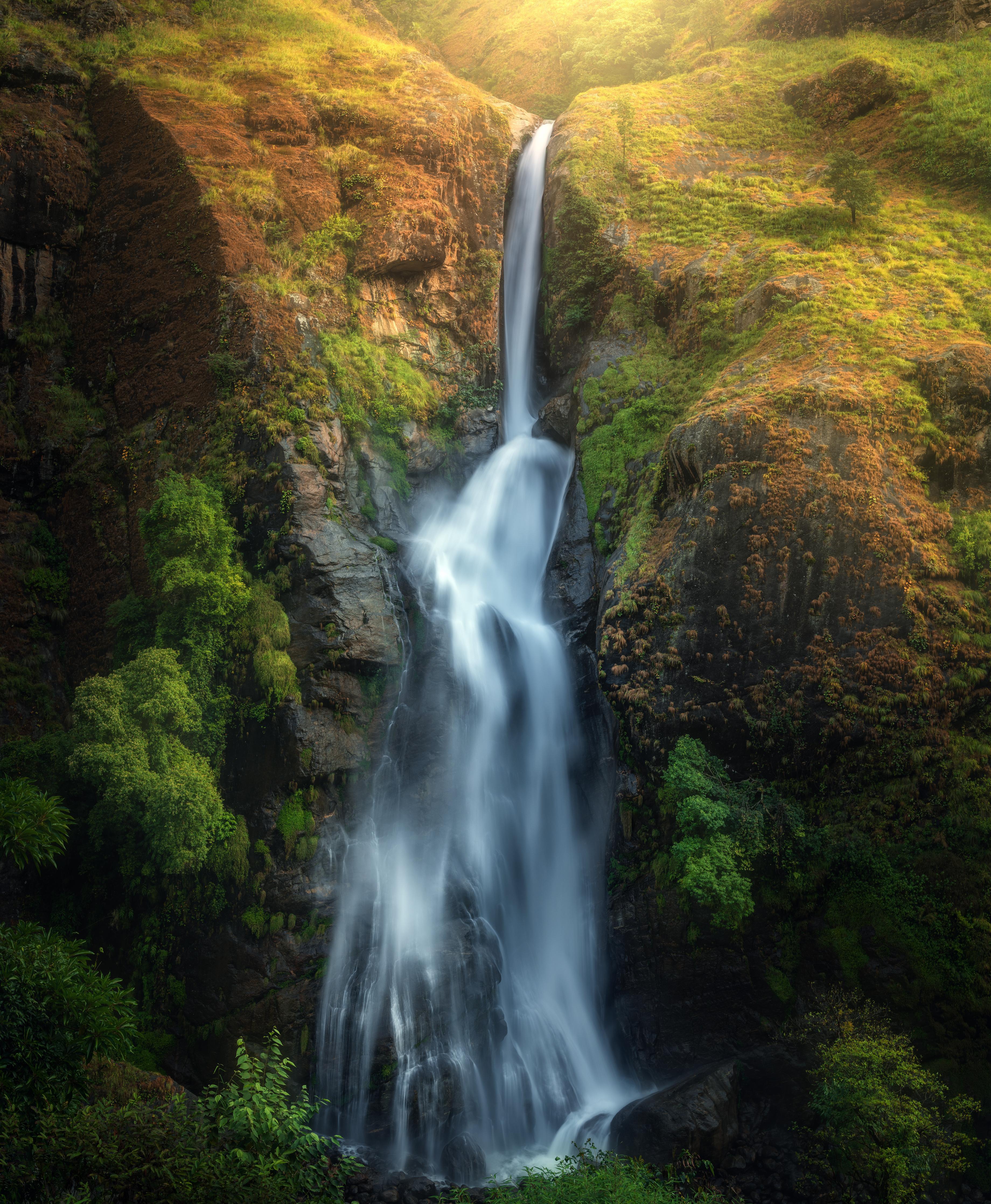 Duschrückwand-Wasserfall im Wald von Nepal