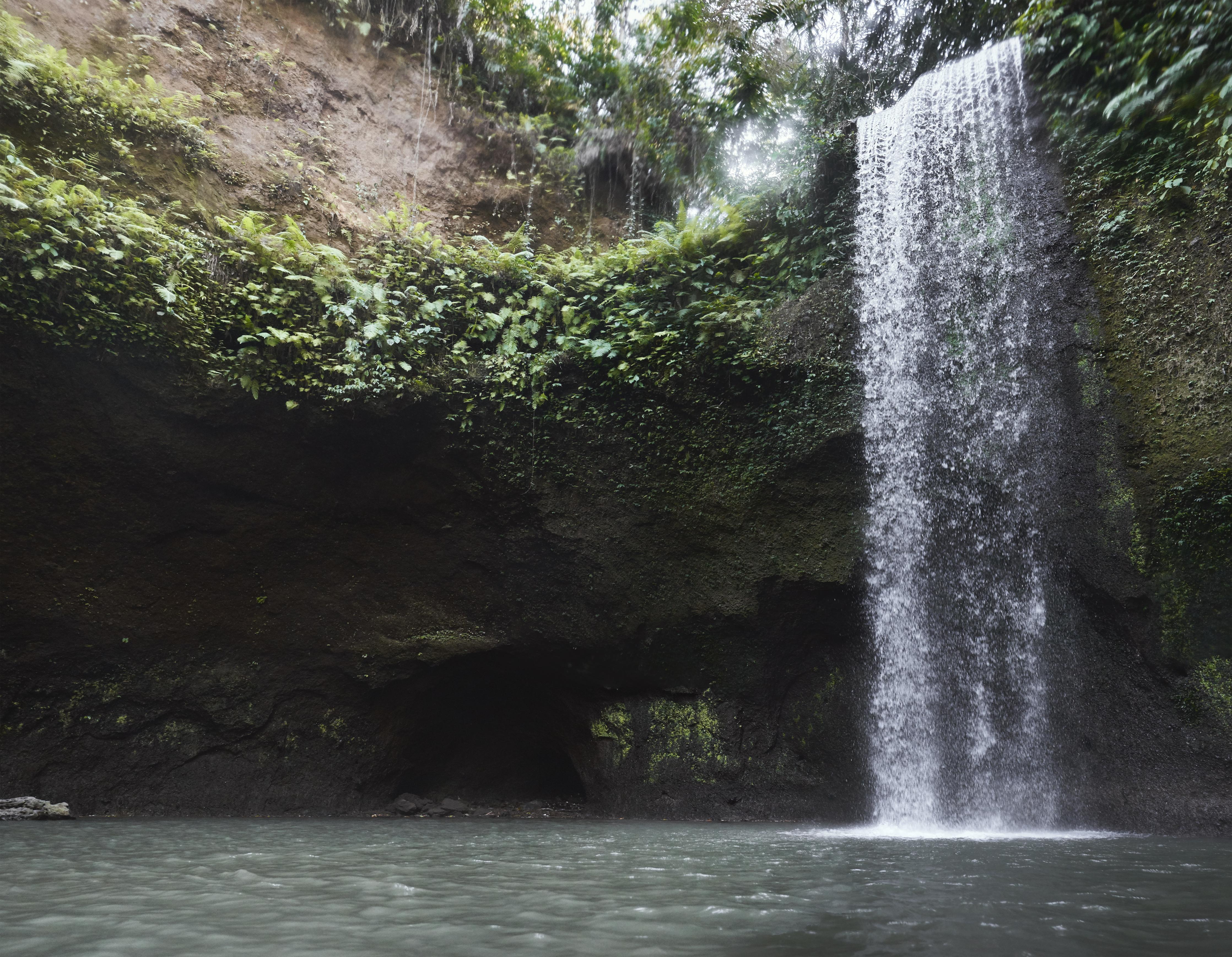 Duschrückwand-Wasserfall in Bali im Herbst