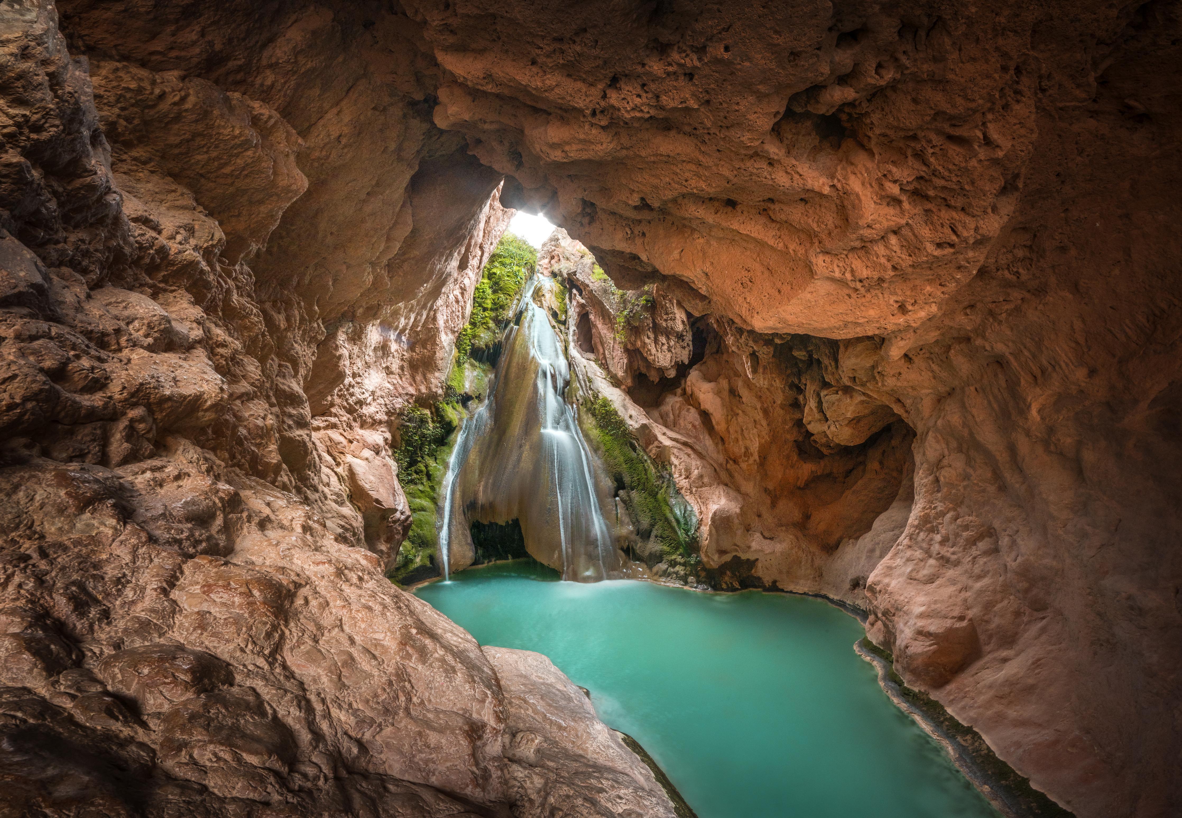 Duschrückwand-Wasserfall in Höhle mit See in Valencia