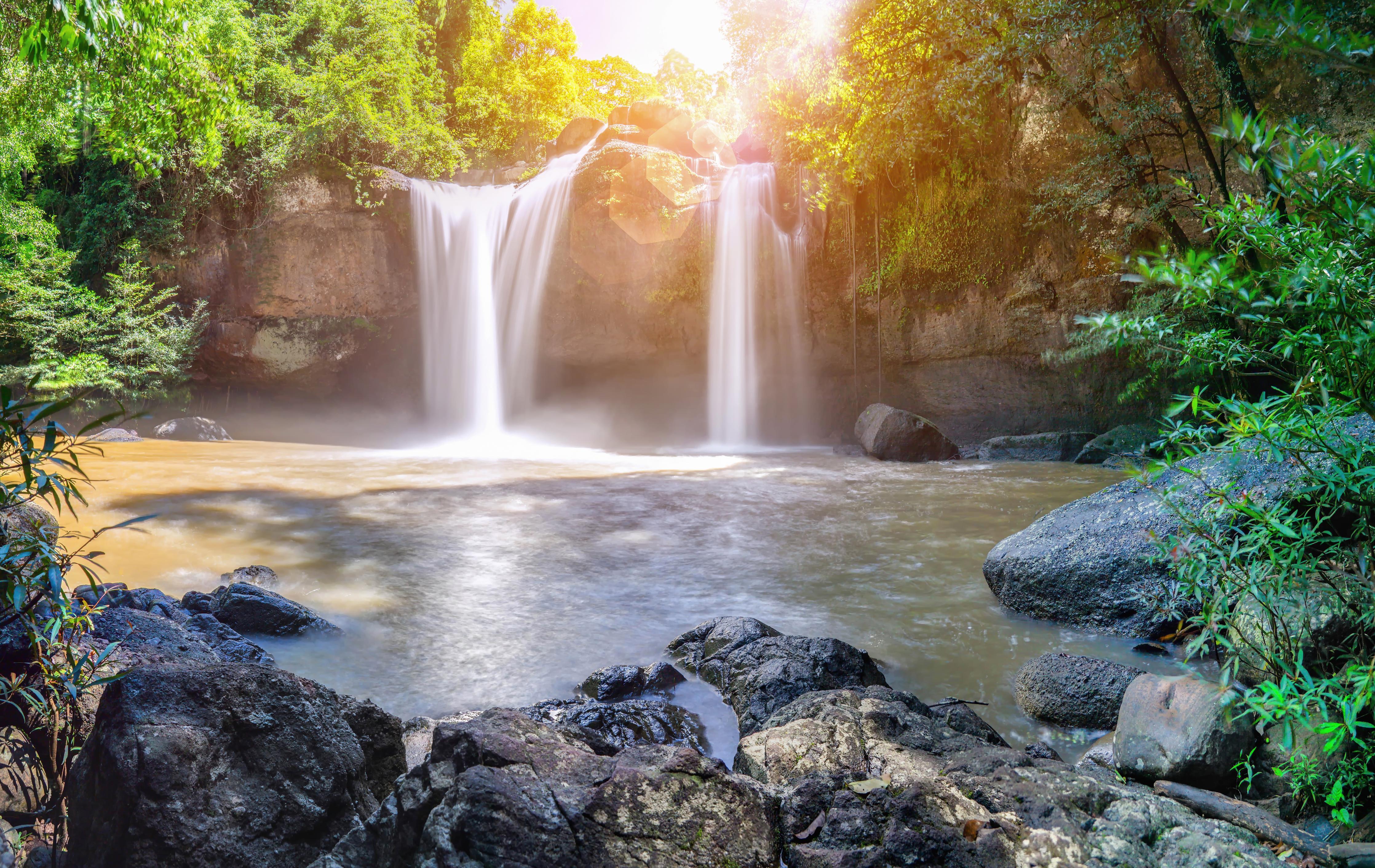 Duschrückwand-Wasserfall in Malaysia - Asien