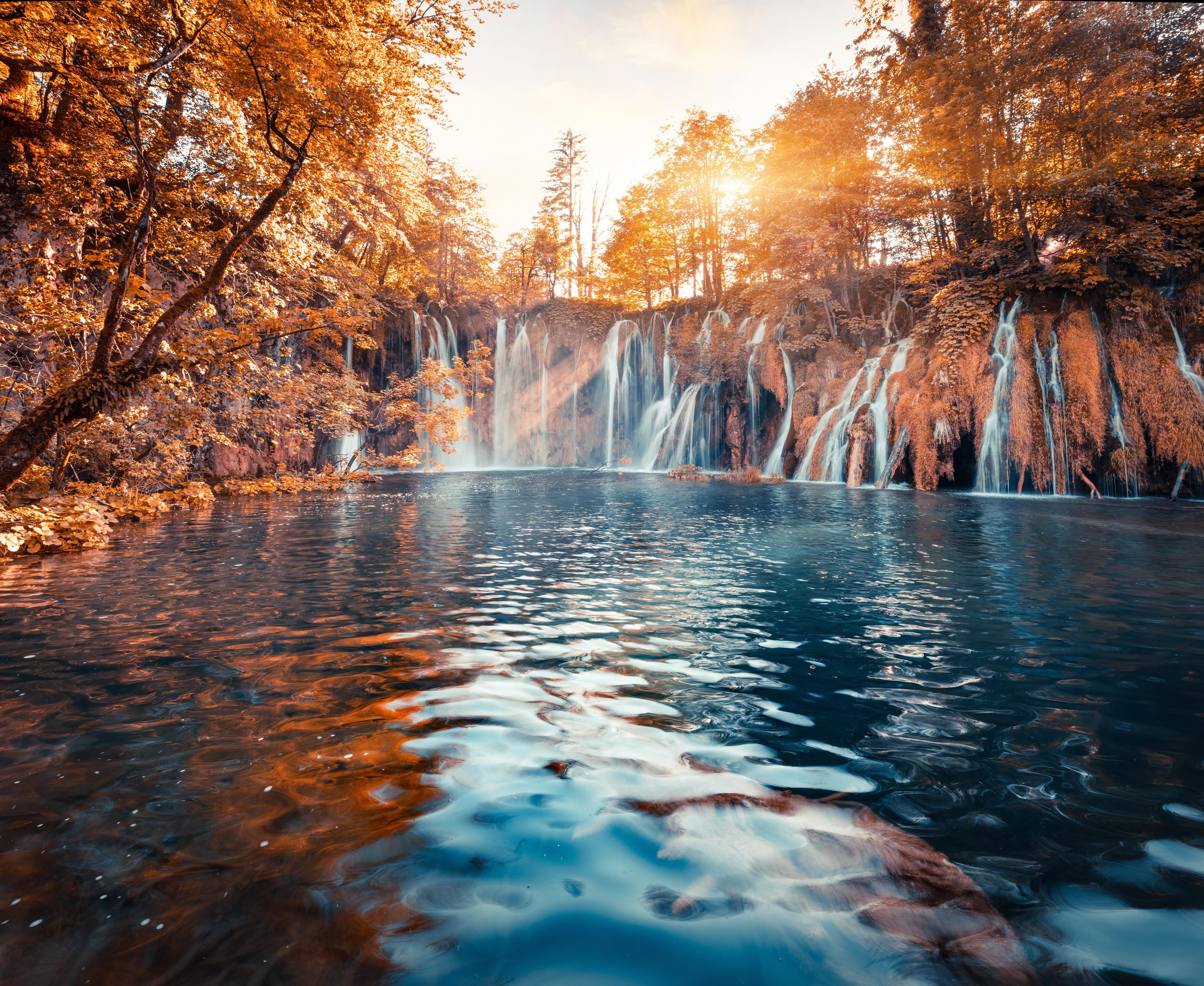 Duschrückwand-Wasserfall in Plitvice Nation bei Sonnenaufgang