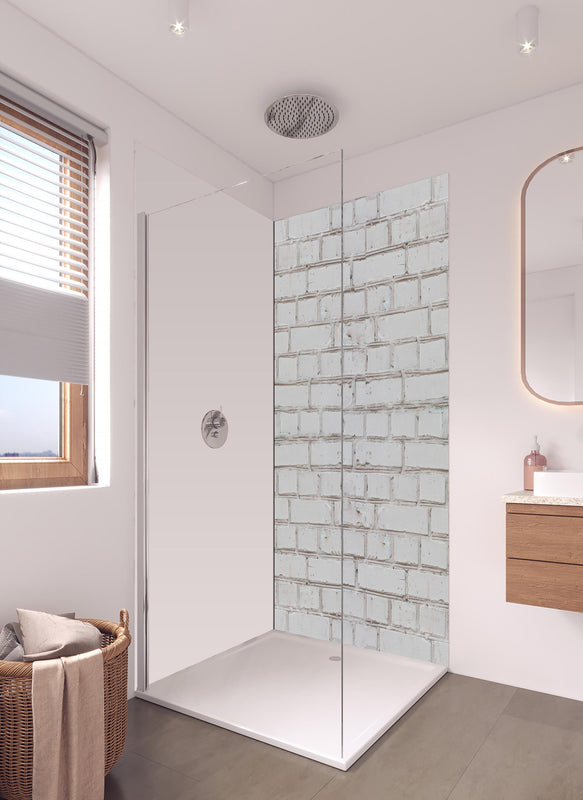 Duschrückwand - Weiß-Beige Ziegelsteinmauer in hellem Badezimmer mit Regenduschkopf - einteilige Duschrückwand