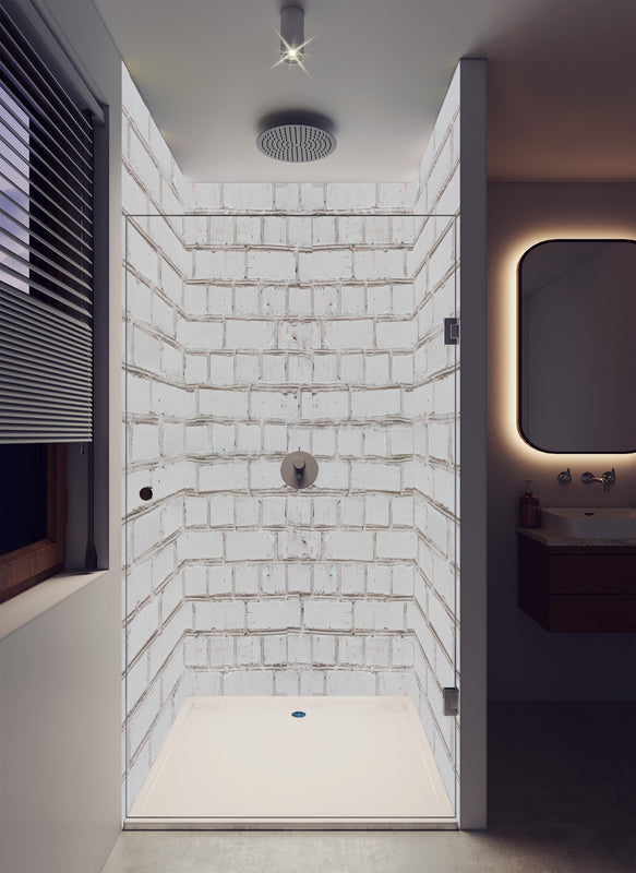 Duschrückwand - Weiß-Beige Ziegelsteinmauer in luxuriöser Dusche mit Regenduschkopf