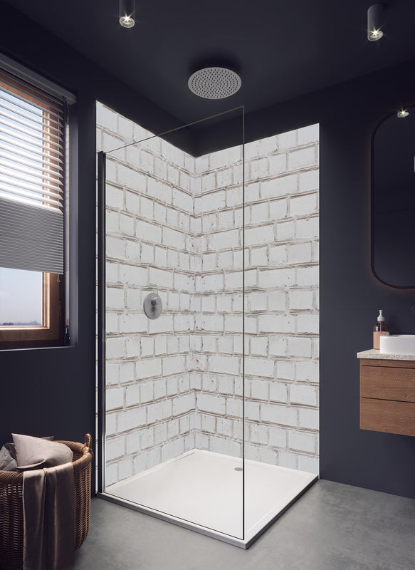 Duschrückwand - Weiß-Beige Ziegelsteinmauer in dunklem Badezimmer mit Regenduschkopf