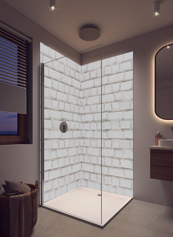Duschrückwand - Weiß-Beige Ziegelsteinmauer in cremefarbenem Badezimmer mit Regenduschkopf