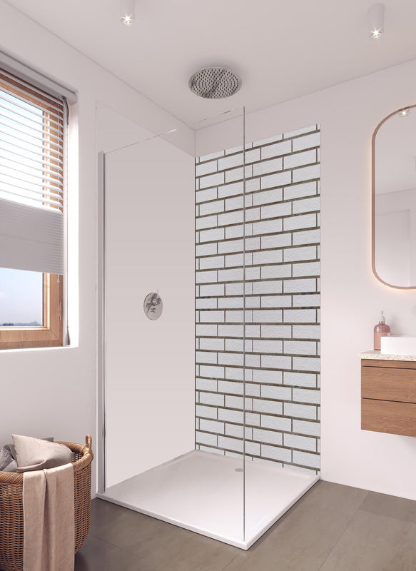 Duschrückwand - Weiß-Brauner Backsteinmauer in hellem Badezimmer mit Regenduschkopf - einteilige Duschrückwand