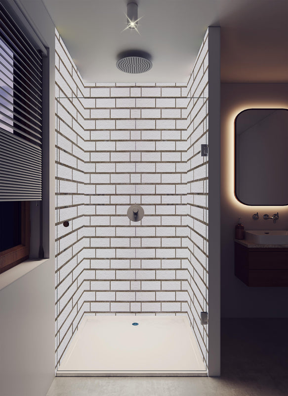 Duschrückwand - Weiß-Brauner Backsteinmauer in luxuriöser Dusche mit Regenduschkopf