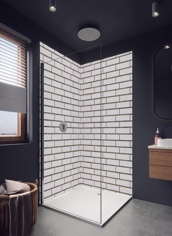 Duschrückwand - Weiß-Brauner Backsteinmauer in dunklem Badezimmer mit Regenduschkopf