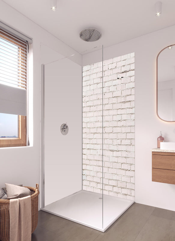 Duschrückwand - Weiß gestrichene Ziegelwand in hellem Badezimmer mit Regenduschkopf - einteilige Duschrückwand