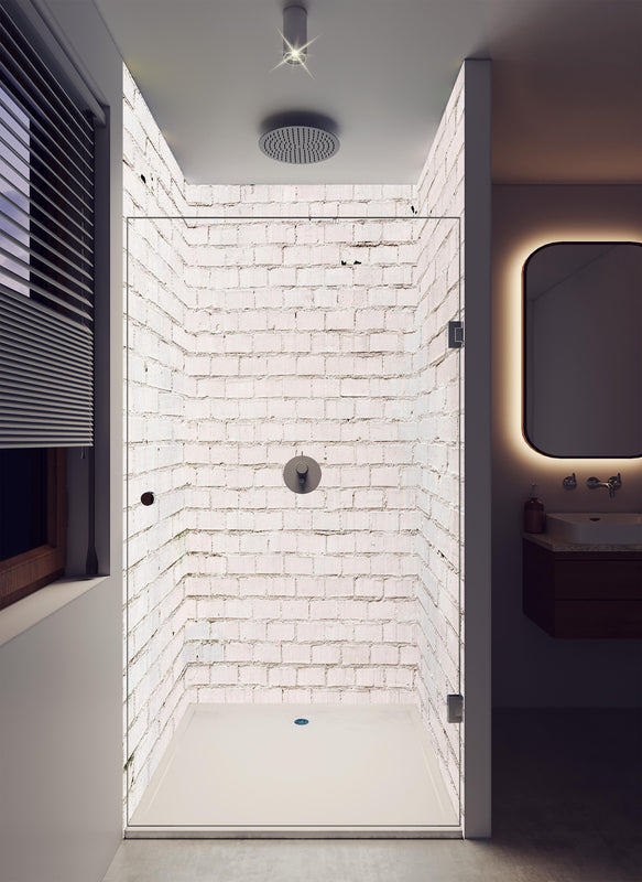 Duschrückwand - Weiß gestrichene Ziegelwand in luxuriöser Dusche mit Regenduschkopf