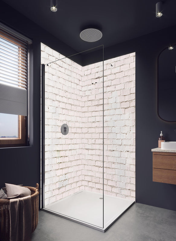 Duschrückwand - Weiß gestrichene Ziegelwand in dunklem Badezimmer mit Regenduschkopf