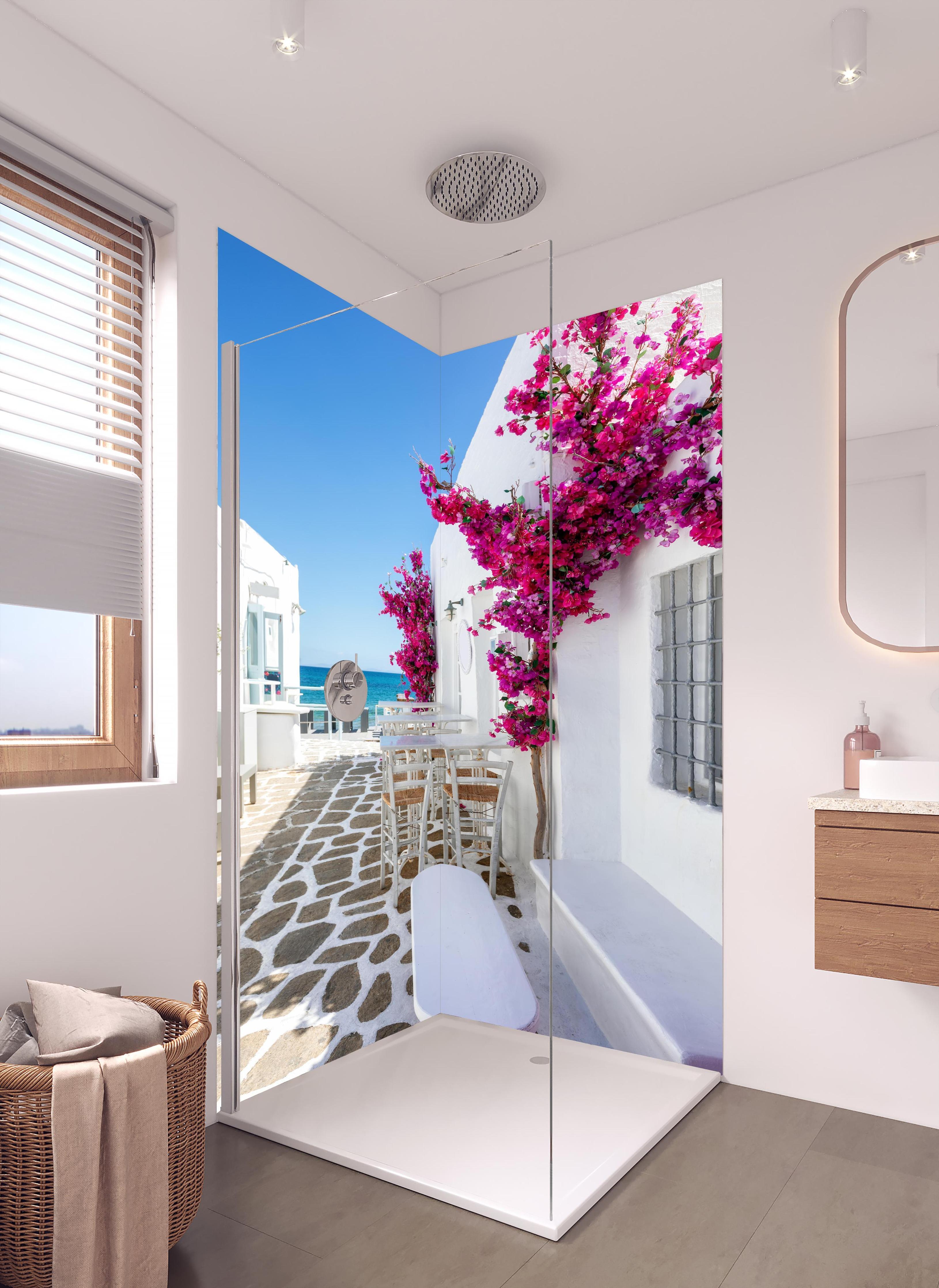 Duschrückwand - Weiße Gasse mit Oleander Blumen in Mykonos in hellem Badezimmer mit Regenduschkopf  - zweiteilige Eck-Duschrückwand