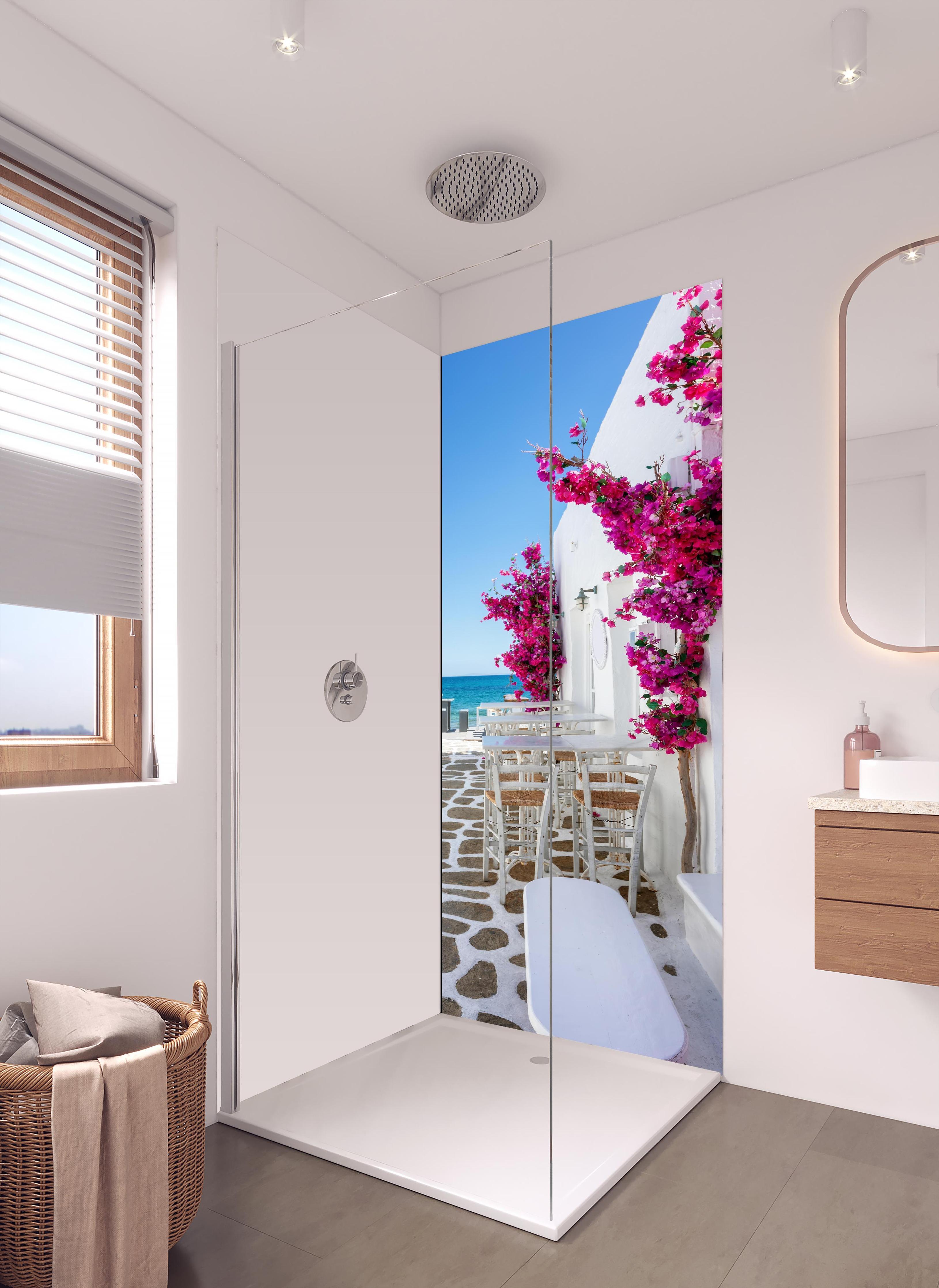 Duschrückwand - Weiße Gasse mit Oleander Blumen in Mykonos in hellem Badezimmer mit Regenduschkopf - einteilige Duschrückwand