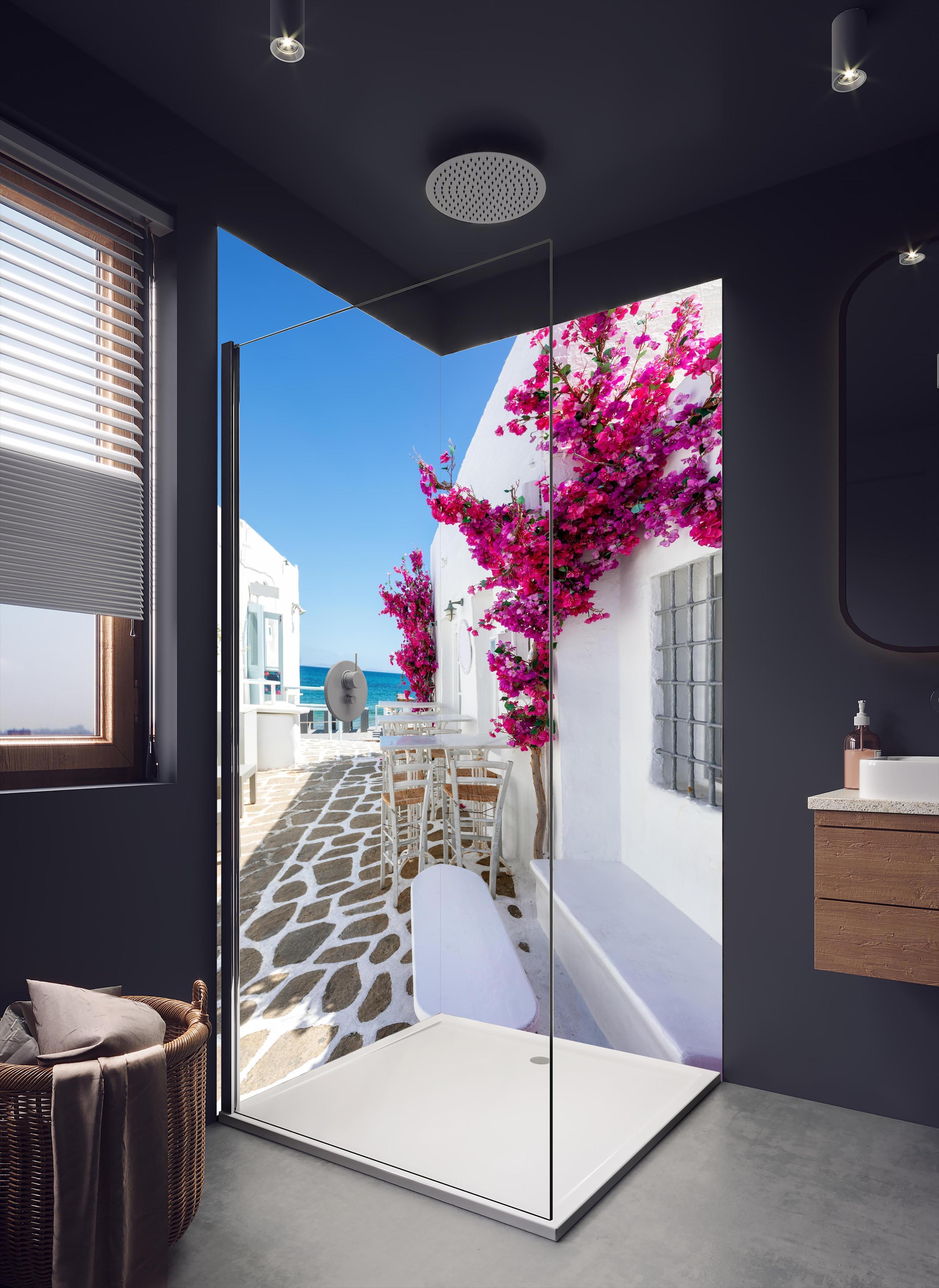 Duschrückwand - Weiße Gasse mit Oleander Blumen in Mykonos in dunklem Badezimmer mit Regenduschkopf