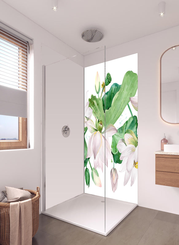 Duschrückwand - Weiße Lotusblumen - nahtlose Muster in hellem Badezimmer mit Regenduschkopf - einteilige Duschrückwand