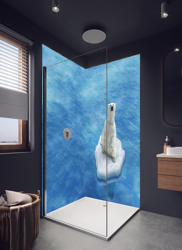Duschrückwand - Weißer Eisbär treibend auf Eisscholle in dunklem Badezimmer mit Regenduschkopf
