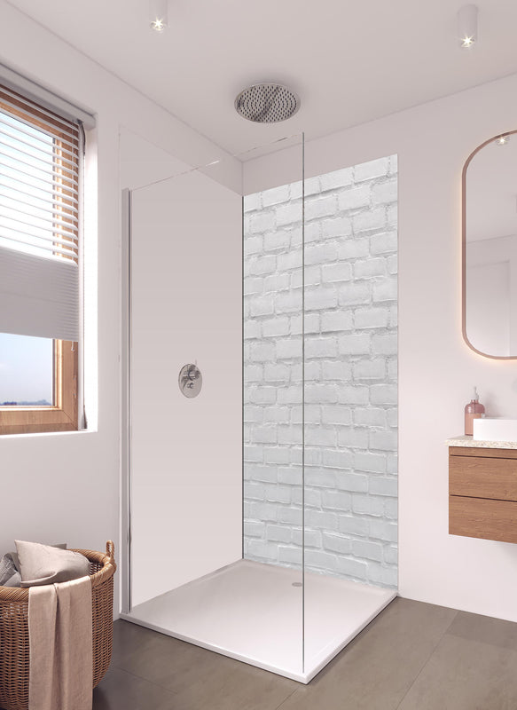 Duschrückwand - Weißliche Ziegelwand in hellem Badezimmer mit Regenduschkopf - einteilige Duschrückwand