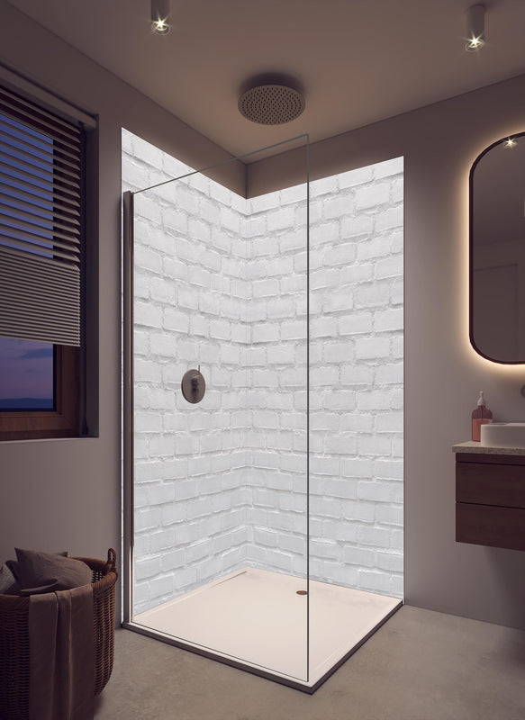 Duschrückwand - Weißliche Ziegelwand in cremefarbenem Badezimmer mit Regenduschkopf