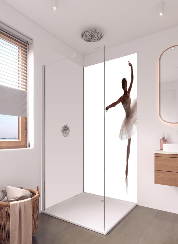 Duschrückwand - Wundervolle Ballerina in hellem Badezimmer mit Regenduschkopf - einteilige Duschrückwand