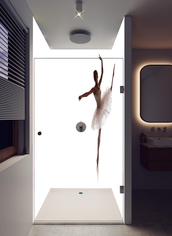 Duschrückwand - Wundervolle Ballerina in luxuriöser Dusche mit Regenduschkopf