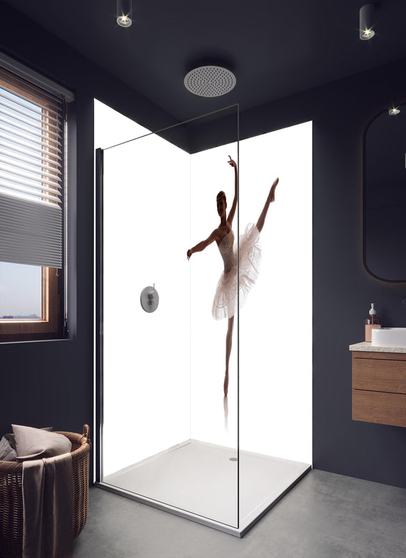 Duschrückwand - Wundervolle Ballerina in dunklem Badezimmer mit Regenduschkopf