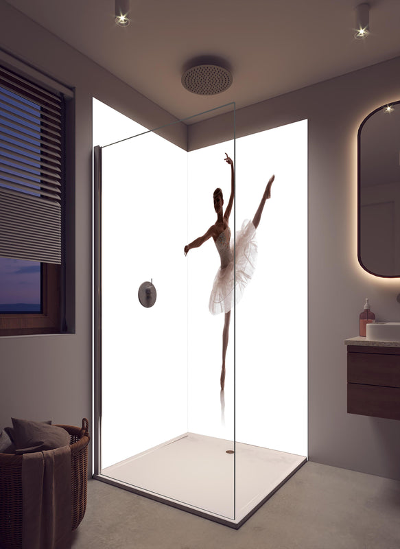 Duschrückwand - Wundervolle Ballerina in cremefarbenem Badezimmer mit Regenduschkopf