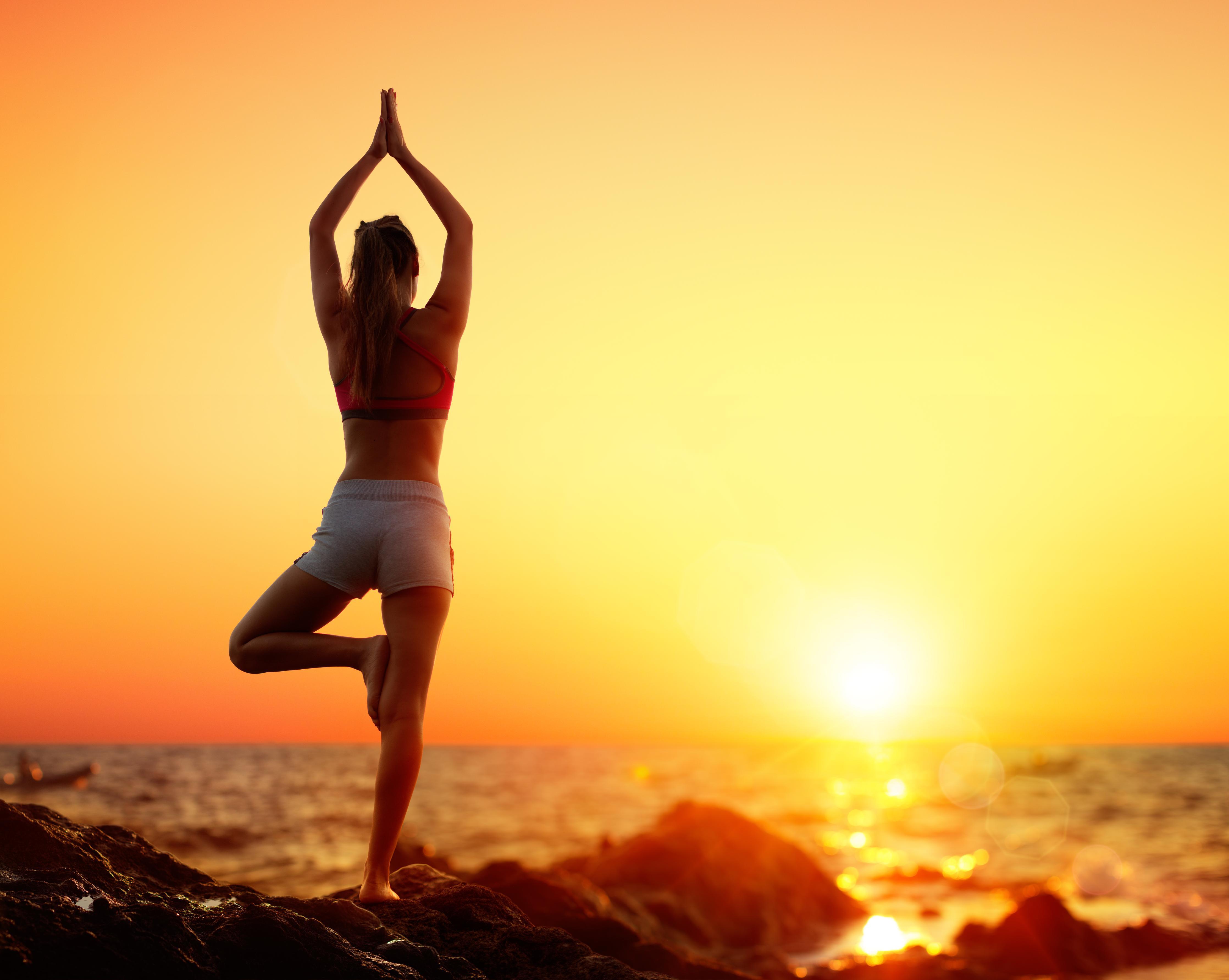 Duschrückwand-Yoga bei Sonnenuntergang