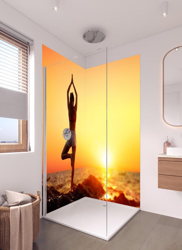 Duschrückwand - Yoga bei Sonnenuntergang in hellem Badezimmer mit Regenduschkopf  - zweiteilige Eck-Duschrückwand