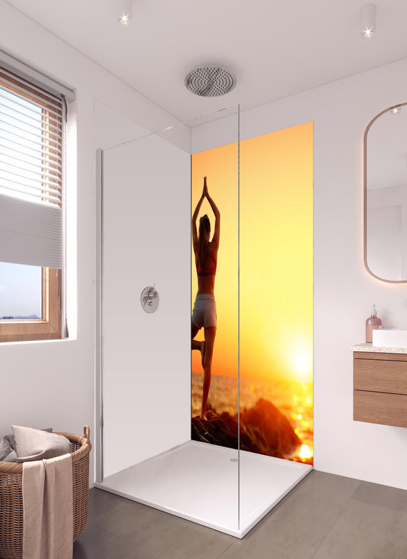 Duschrückwand - Yoga bei Sonnenuntergang in hellem Badezimmer mit Regenduschkopf - einteilige Duschrückwand