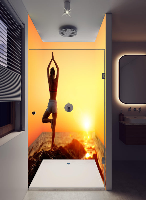 Duschrückwand - Yoga bei Sonnenuntergang in luxuriöser Dusche mit Regenduschkopf