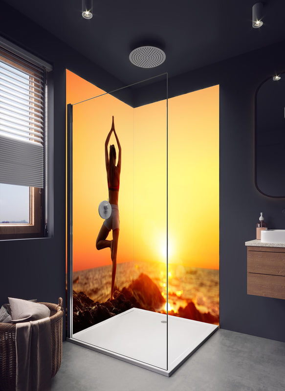 Duschrückwand - Yoga bei Sonnenuntergang in dunklem Badezimmer mit Regenduschkopf
