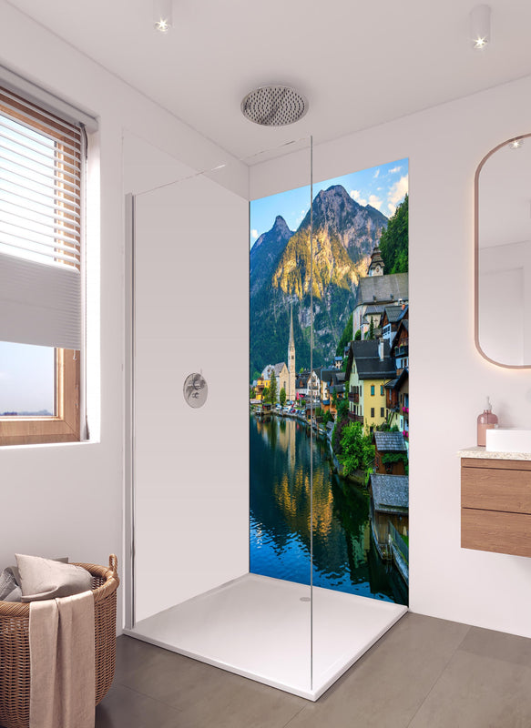 Duschrückwand - Zauberhaftes Bergdorf Hallstatt in hellem Badezimmer mit Regenduschkopf - einteilige Duschrückwand