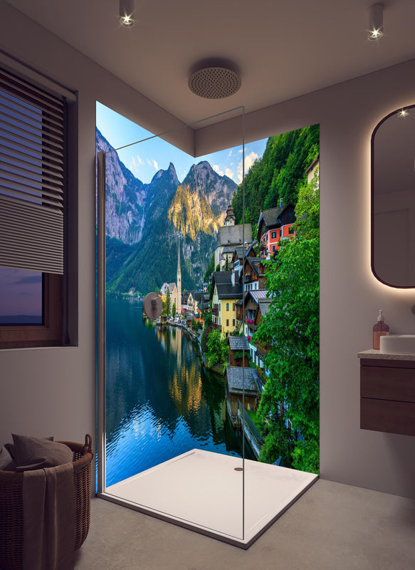 Duschrückwand - Zauberhaftes Bergdorf Hallstatt in cremefarbenem Badezimmer mit Regenduschkopf