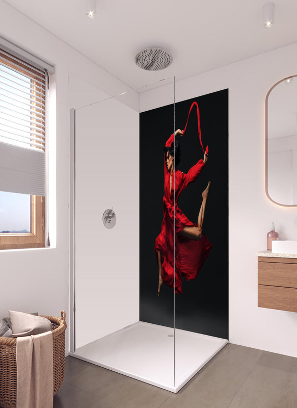 Duschrückwand - Zeitgenössische Tänzerin in hellem Badezimmer mit Regenduschkopf - einteilige Duschrückwand