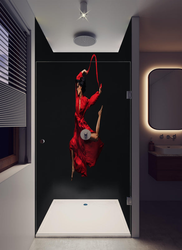 Duschrückwand - Zeitgenössische Tänzerin in luxuriöser Dusche mit Regenduschkopf
