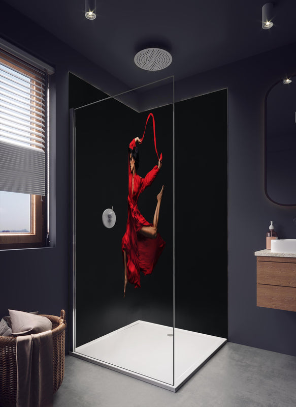 Duschrückwand - Zeitgenössische Tänzerin in dunklem Badezimmer mit Regenduschkopf