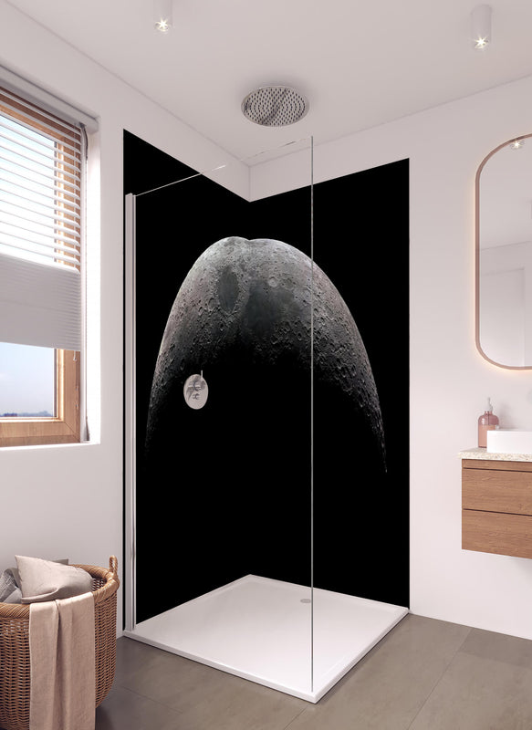 Duschrückwand - Zunehmenden Mondsichel im Weltraum in hellem Badezimmer mit Regenduschkopf  - zweiteilige Eck-Duschrückwand