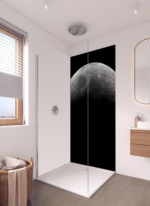 Duschrückwand - Zunehmenden Mondsichel im Weltraum in hellem Badezimmer mit Regenduschkopf - einteilige Duschrückwand