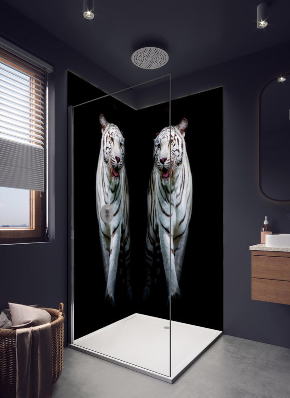 Duschrückwand - Zwei weiße Tiger auf schwarzem Hintergrund in dunklem Badezimmer mit Regenduschkopf