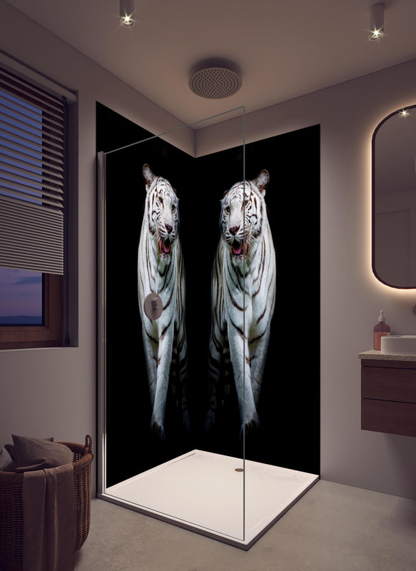 Duschrückwand - Zwei weiße Tiger auf schwarzem Hintergrund in cremefarbenem Badezimmer mit Regenduschkopf
