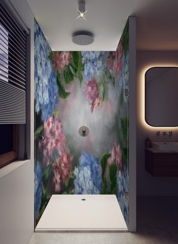 Duschrückwand - antiquarisches Blumengemälde in luxuriöser Dusche mit Regenduschkopf