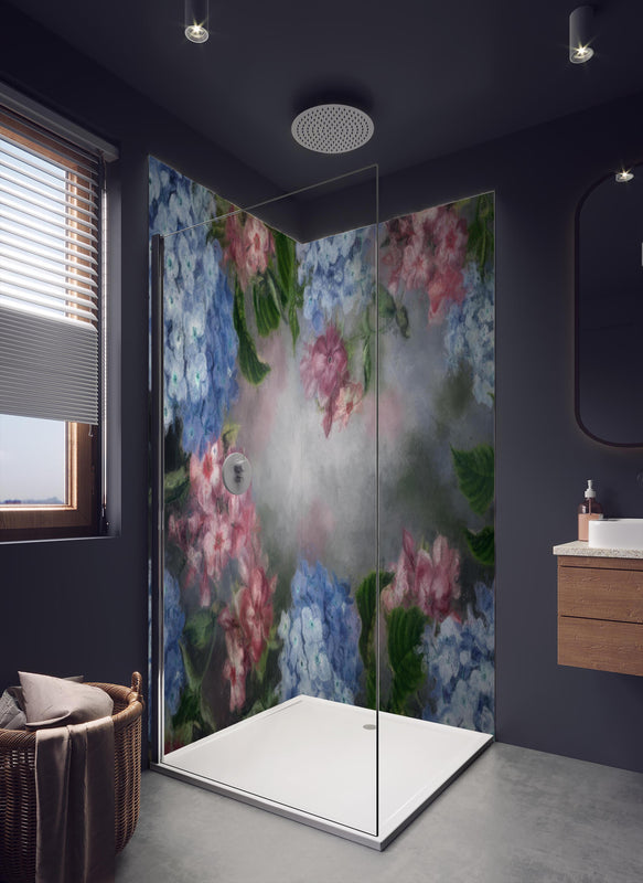 Duschrückwand - antiquarisches Blumengemälde in dunklem Badezimmer mit Regenduschkopf