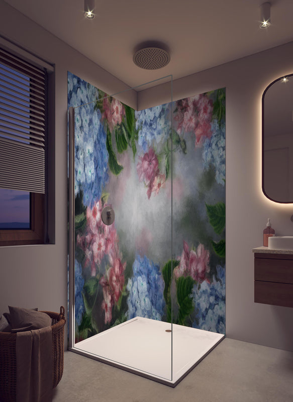 Duschrückwand - antiquarisches Blumengemälde in cremefarbenem Badezimmer mit Regenduschkopf