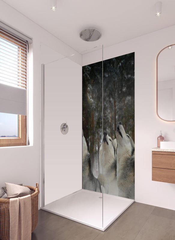 Duschrückwand - drei heulende Wölfe in hellem Badezimmer mit Regenduschkopf - einteilige Duschrückwand