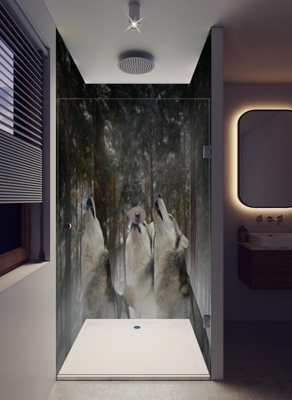 Duschrückwand - drei heulende Wölfe in luxuriöser Dusche mit Regenduschkopf