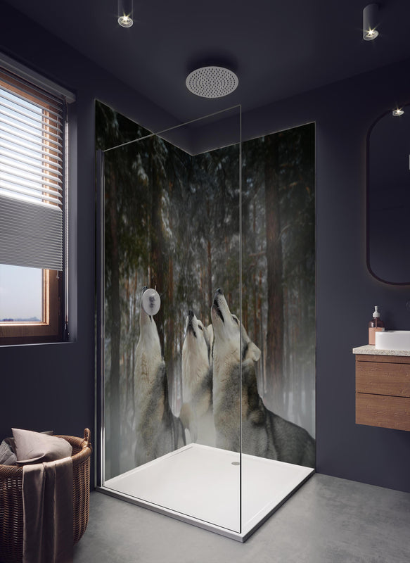 Duschrückwand - drei heulende Wölfe in dunklem Badezimmer mit Regenduschkopf