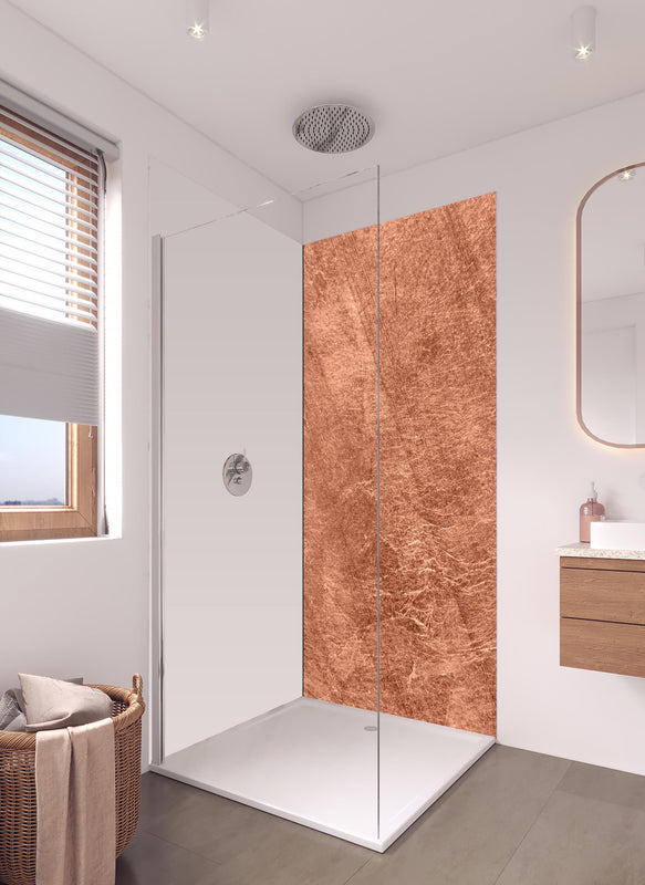 Duschrückwand - gebürstetes belichtetes Kupfer in hellem Badezimmer mit Regenduschkopf - einteilige Duschrückwand