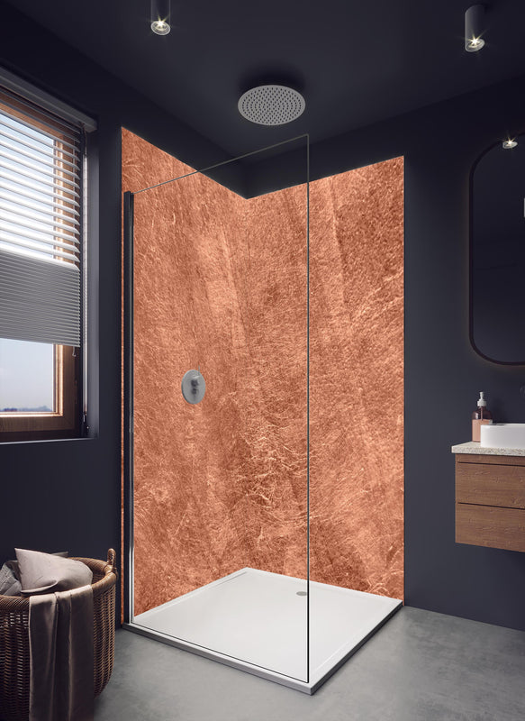 Duschrückwand - gebürstetes belichtetes Kupfer in dunklem Badezimmer mit Regenduschkopf