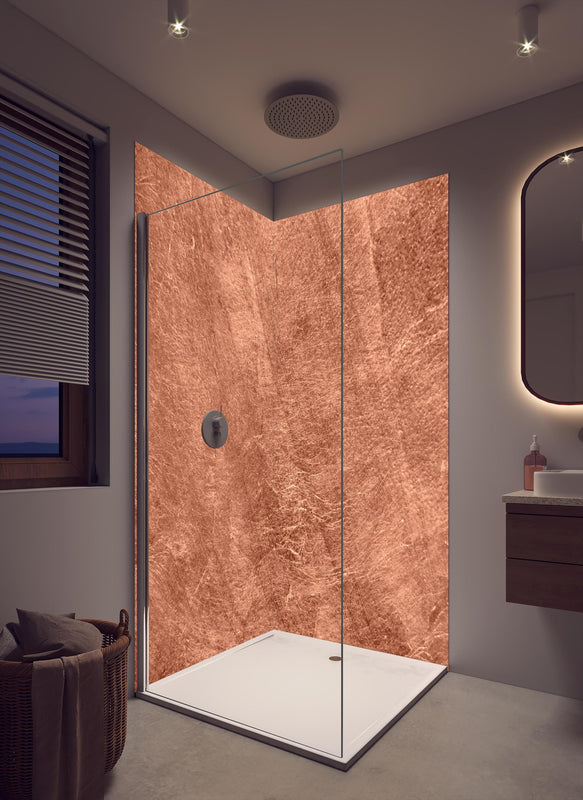 Duschrückwand - gebürstetes belichtetes Kupfer in cremefarbenem Badezimmer mit Regenduschkopf