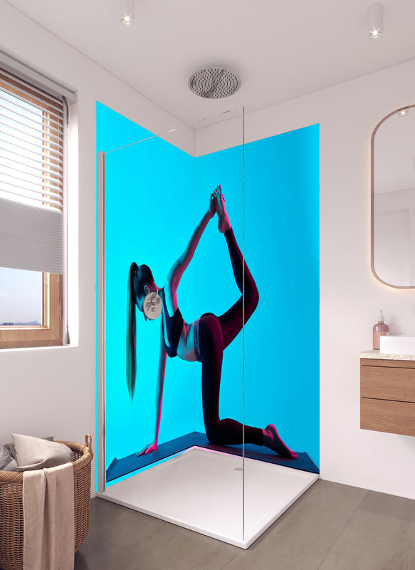 Duschrückwand - konzentrierte Frau in Yoga-Pose in hellem Badezimmer mit Regenduschkopf  - zweiteilige Eck-Duschrückwand